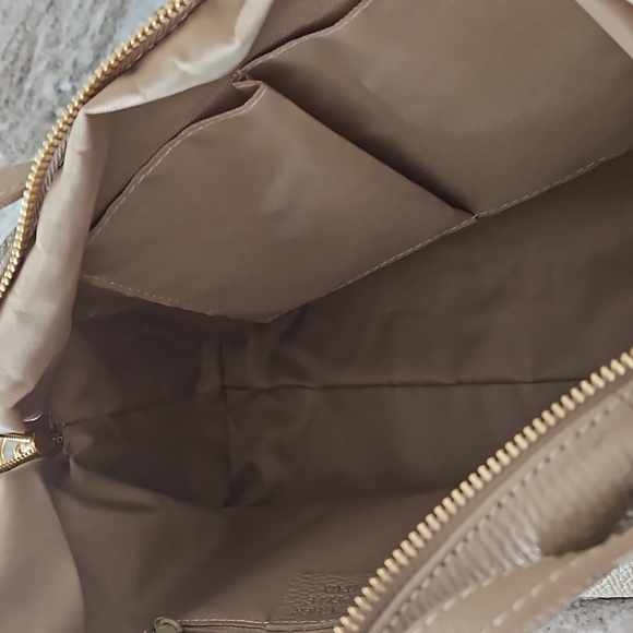 Beautiful leather cross body bag 13.5 wide x 10 high x 6 deep - Picture 2 of 4